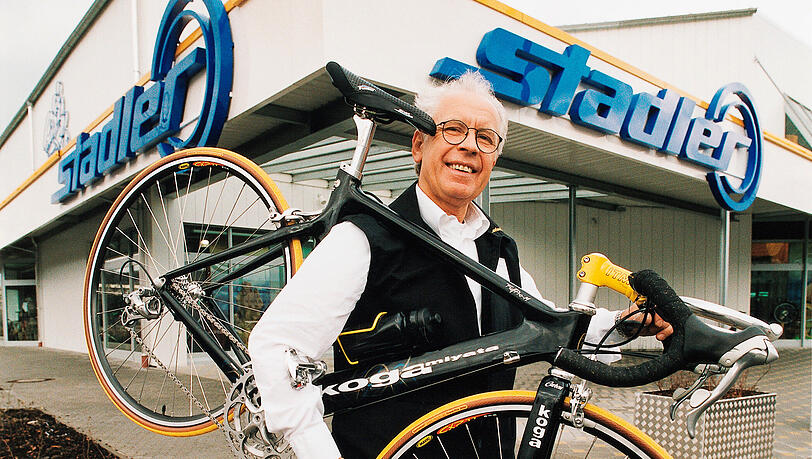 Helmut Stadler vor dem ersten großen Geschäft in Regensburg. Helmut Stadler vor dem ersten großen Geschäft in Regensburg.