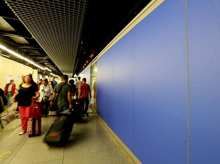 Neu: Eine blaue Wand führt zu den U-Bahnlinien U1/U2 und U4/U5.