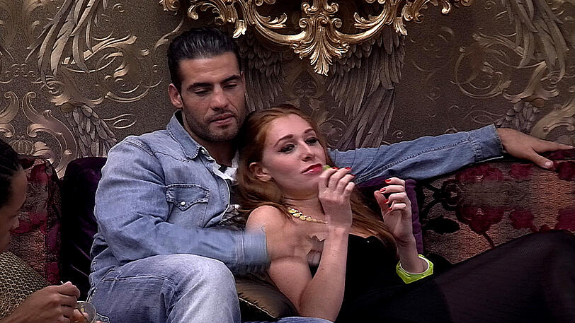 Geht da was? Georgina und Manuel scheinen auf der Couch ordentlich zu flirten. Georgina glaubt, Manuel findet sie heiß.