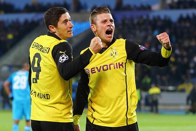 Robert Lewandowski (l) und Mannschaftskollege Lukas Piszczek freuen sich.