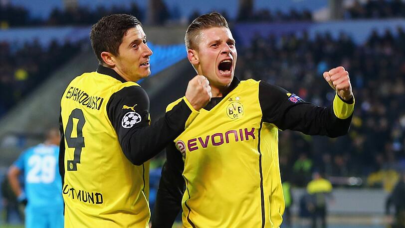 Robert Lewandowski (l) und Mannschaftskollege Lukas Piszczek freuen sich. Robert Lewandowski (l) und Mannschaftskollege Lukas Piszczek freuen sich.
