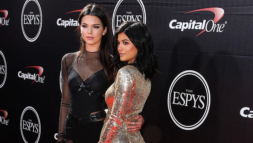 Kendall und Kylie Jenner modeln gemeinsam für "Balmain" Kendall und Kylie Jenner modeln gemeinsam für "Balmain"