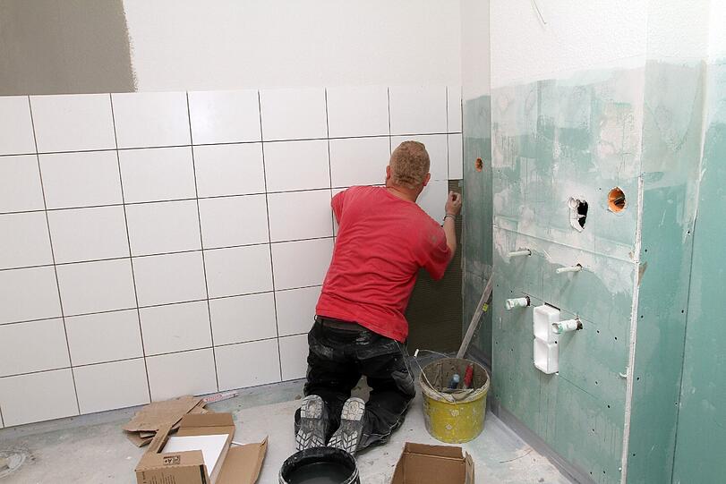 Ein Mann renoviert das Badezimmer. Auch über Renovierungs-Streitfälle hat der BGH 2015 geurteilt.
