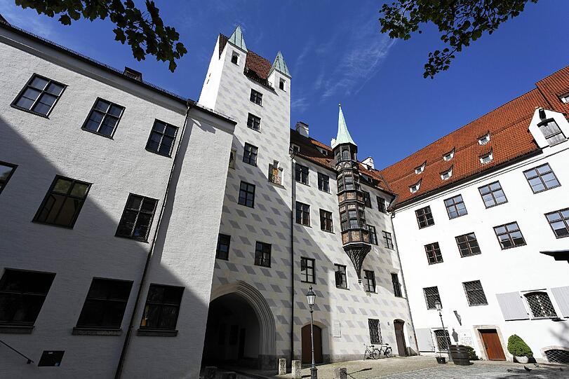 Ort der Macht: Der Alte Hof ist die ehemalige Kaiserresidenz Ludwigs des Bayern im Zentrum der Altstadt. Die dicken Mauern dieser Burg, früher auch Alte Veste, sind beeindruckend und vermitteln dem Besucher ein Gefühl von Macht und Ordnung. Christopher Weidner: &bdquo;Wer im Alten Hof steht, der fühlt die Größe dieser Anlage. Ein kraftvoller Ort.&ldquo;