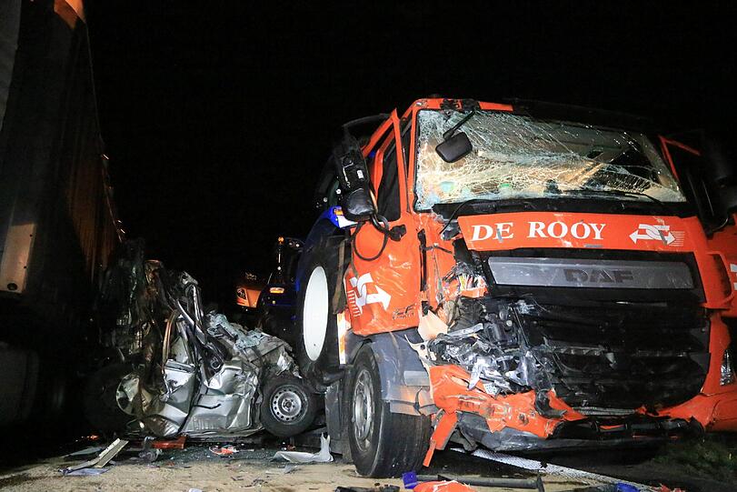 Es grenzt an ein Wunder, dass der Fahrer des Transporters diesen Unfall überlebt hat.