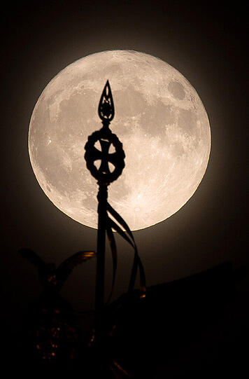 Die Hauptstädter hatten vor allem zu Beginn besonders gute Sicht auf den Supermond. Die Bilder aus Berlin.