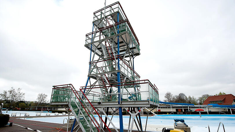 Der Sprungturm mit seinem Treppenaufstieg im Freibad Brauweg in Göttingen. Hier hat sich der Bub seinen kleinen Finger abgerissen.