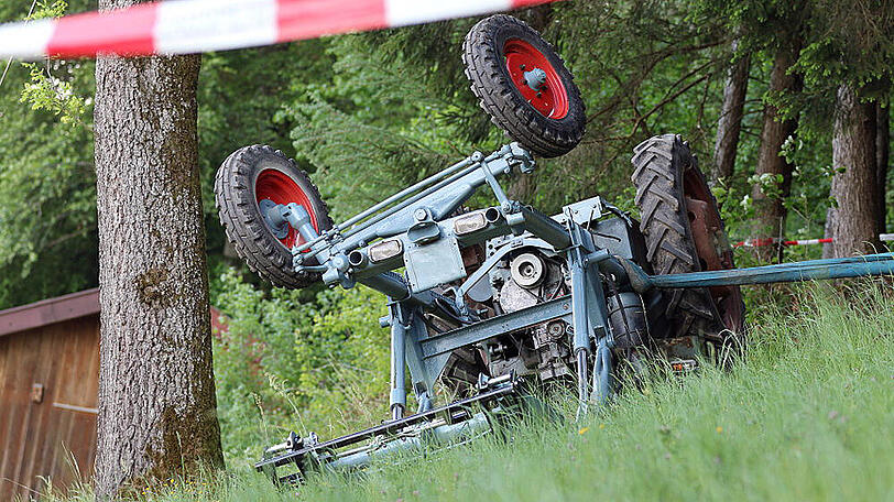 Der Mann wurde unter seinem eigenen Oldtimer-Traktor begraben. Die Bilder von der Unfallstelle.