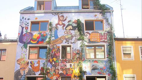 Die Ligsalzstraße 8, Haus bunt und begrünt: Ein Künstler verschönerte die Fassade mit einem Mural. Bewohner und Nachbarn halfen mit.