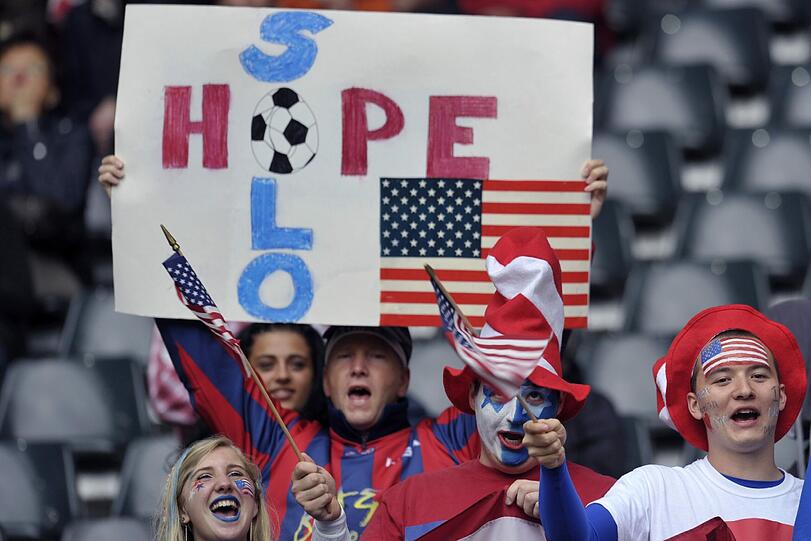 ...wie diese Fans im Stadion beim Spiel gegen Frankreich.