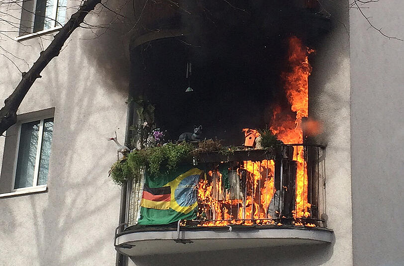 Auf diesem Balkon in der Landshuter Allee brach das Feuer aus. Die Feuerwehr konnte löschen.