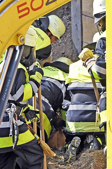Rund zwei Dutzend Rettungskräfte halfen zusammen, um den Bauarbeiter aus der Baugrube zu befreien - die Bilder der dramatischen Rettung am Donnerstag.