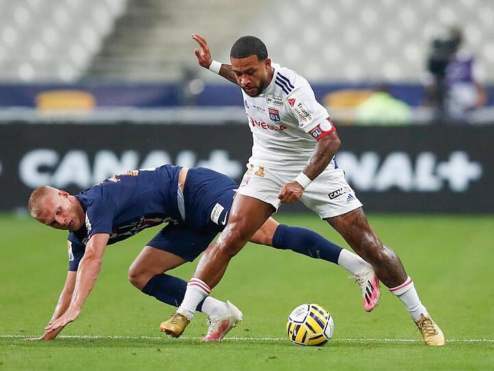 Der niederländische Nationalspieler Memphis Depay (r) ist Kapitän bei Olympique Lyon.
