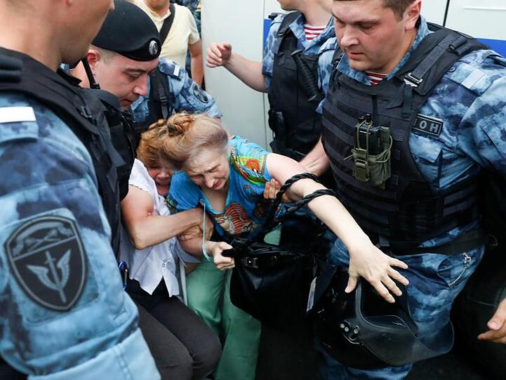 Die Menschenrechtsorganisation Amnesty International erklärte, die willkürlichen und oft brutalen Verhaftungen seien "ein Beispiel für die grausame Unterdrückung, die die Demonstranten erst auf die Straße brachte".