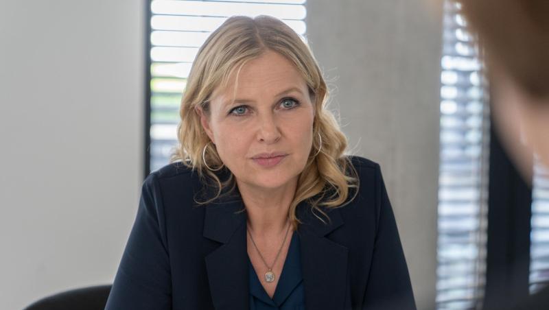 Vera Lanz (Katharina Böhm) befragt einen Kollegen. Foto: Michael Marhoffer/ZDF Vera Lanz (Katharina Böhm) befragt einen Kollegen. Foto: Michael Marhoffer/ZDF