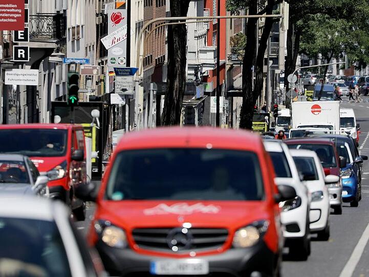 Fahrzeuge fahren durch die Aachener Innenstadt.