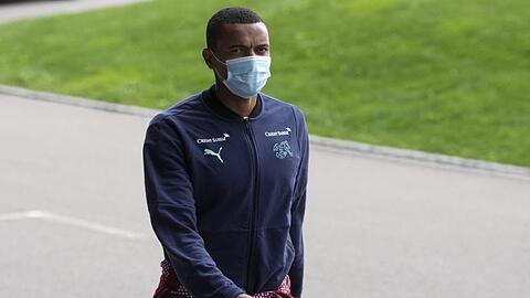 Manuel Akanji (l) hat sich mit dem Coronavirus infiziert.