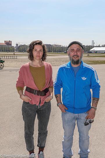 Joe (45) und Sandra (42) Sorrento führen seit 17 Jahren die Ideal-Espresso-Bar in der Fußgängerzone der Weißenburger Straße in Haidhausen: "Es ist absurd, wir sehen 60 Meter von uns weg, am Weißenburger Platz, Trauben von Menschen sitzen, oft ohne Abstand. Die würden viel sicherer bei uns auf den Biergartenplätzen sitzen, mit Hygieneregeln und Registrierung. Wir sollten sofort aufmachen dürfen! Stattdessen stehen wir jetzt zwölf Stunden am Tag im Café, um fürs To-go-Geschäft Marmelade selber zu machen und Brot zu backen. Noch was Absurdes? Bitte: Wir hatten einen Schanigarten beantragt, damit wir erweitern können. Geht nur, wenn wir 12.000 Euro "Stellplatzablöse" zahlen. Das Geld haben wir nicht, also haben wir den Antrag zurückgezogen. Fürs Bearbeiten des Rückzugs hat das Planungsreferat eine Rechnung über 80 Euro geschickt. Im Ernst?"