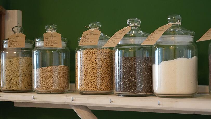 Körner, Müsli, Zucker: In Glasdosen sind alle Lebensmittel ausgestellt. Müsli kann man sich auch selbst mischen. Körner, Müsli, Zucker: In Glasdosen sind alle Lebensmittel ausgestellt. Müsli kann man sich auch selbst mischen.