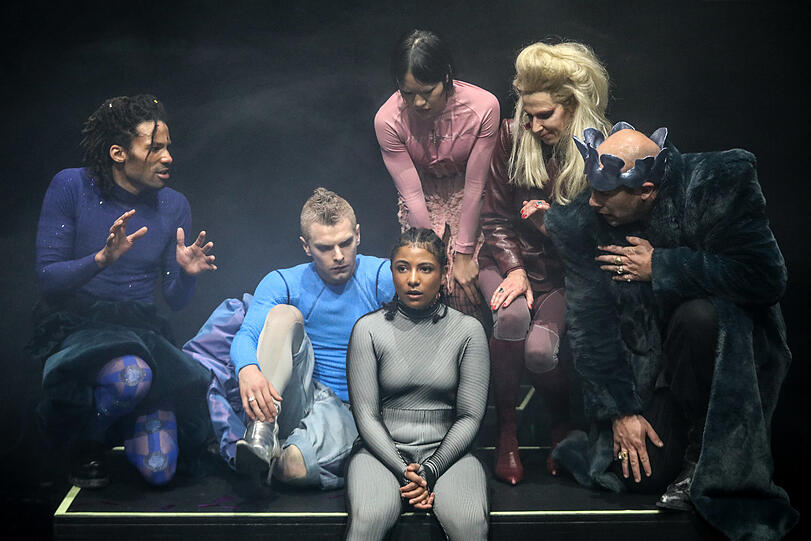 Patrick Bimazubute (Kammerherr, von links), Valentino Dalle Mura (Prinz Philipp), Felicia Chin-Malenski (Kammerherr), Hanna Scheibe (Königin) und Simon Zagermann (König) mit Naffie Janha als Prinzessin Yvonne (vorne).
