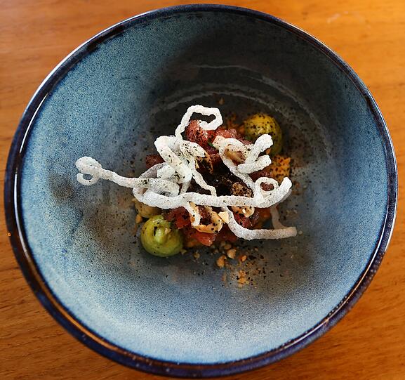 Erster Gang: Thunfisch Tatar– Crispy Rice / Röstzwiebeln/ Haselnuss / Wasabi.