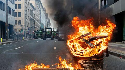 Brennende Barrikaden in Br&uuml;ssel.