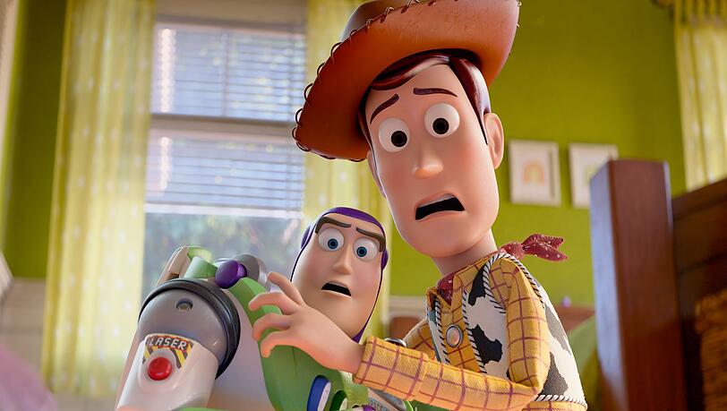 Buzz Lightyear (links) und Cowboy Woody sehen sich in "Toy Story 5" einer furchteinflößenden Bedrohung ausgesetzt: moderne Technik im Kinderzimmer. Buzz Lightyear (links) und Cowboy Woody sehen sich in "Toy Story 5" einer furchteinflößenden Bedrohung ausgesetzt: moderne Technik im Kinderzimmer.
