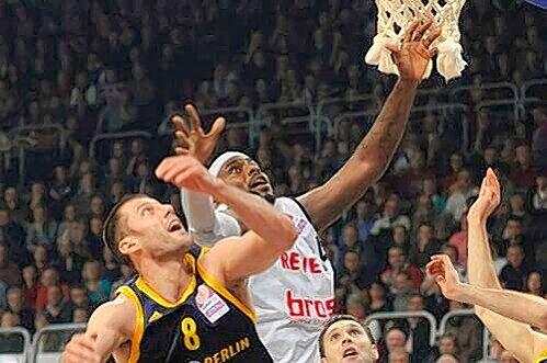 Einer der wenigen Lichtblicke  gestern im Bamberger Team: Center Elton Btown setzt sich beim Korbwurf gegen Berlins Dragan Dojcin (l.) durch.