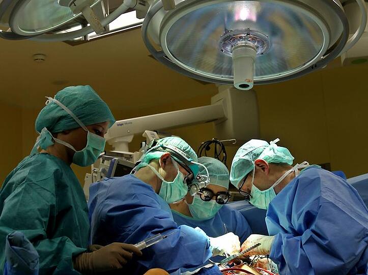 Erschreckende Werte: 27
Prozent der Ärzte, Pfleger und
Krankenschwestern bewerten die hygienischen
Verhältnisse in ihrer
eigenen Klinik als &bdquo;mangelhaft&ldquo;
