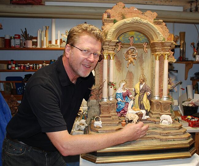 Marcel Huber vor einem seiner Kunstwerke