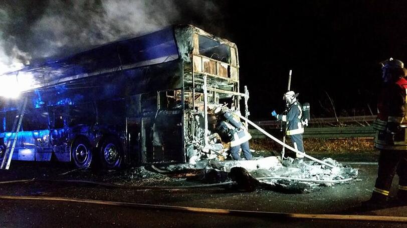 Gerade nochmal Glück gehabt: Die 53 Bayernfans konnten sich noch in Sicherheit bringen, ehe der Reisebus völlig ausbrannte. Bilder vom Feuerwehreinsatz auf der A54 sehen Sie hier.