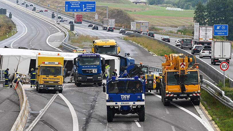 Wegen eines umgestürzten Lastwagens ist die Autobahn 3 bei Geiselwind in Richtung Nürnberg gesperrt worden.