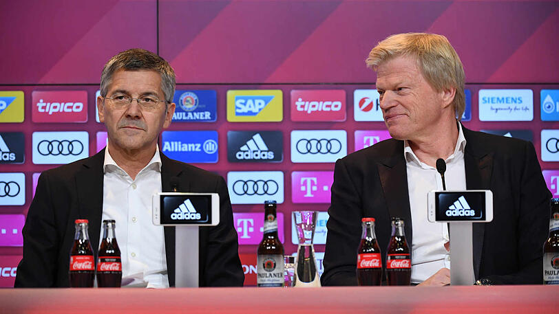 Oliver Kahn (r.) bei seiner offiziellen Vorstellung mit Präsident Herbert Hainer.
