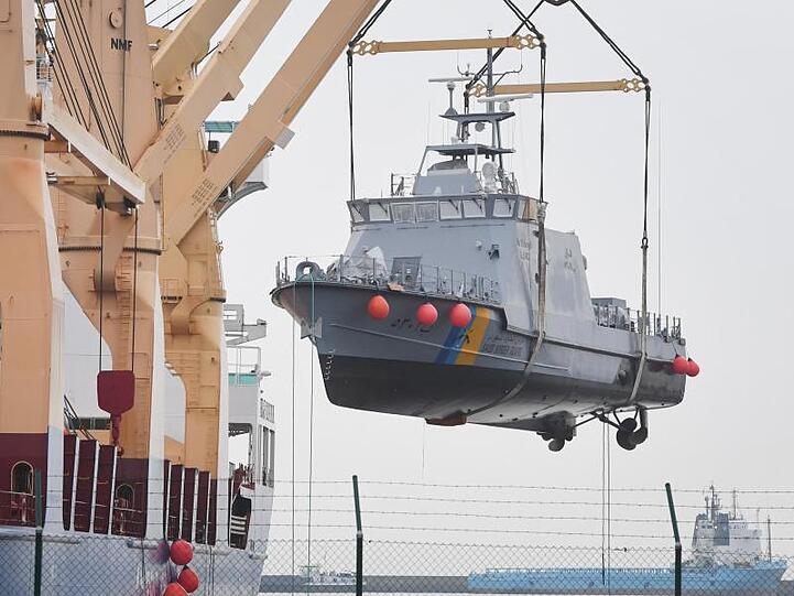 Ein Küstenschutzboot für Saudi-Arabien wird im Hafen von Mukran auf ein Transportschiff verladen. Die Bundesregierung hat 2018 fast ein Drittel weniger Rüstungsexporte genehmigt als im Vorjahr.