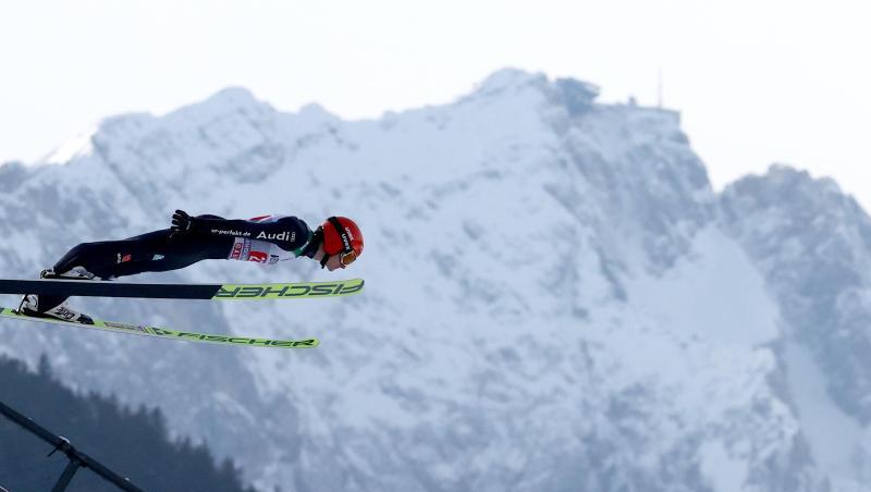 Richard Freitag springt vor der Zugspitze.