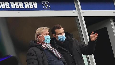 Horst Hrubesch (l) im Volksparkstadion im Gespräch mit Marcell Jansen.
