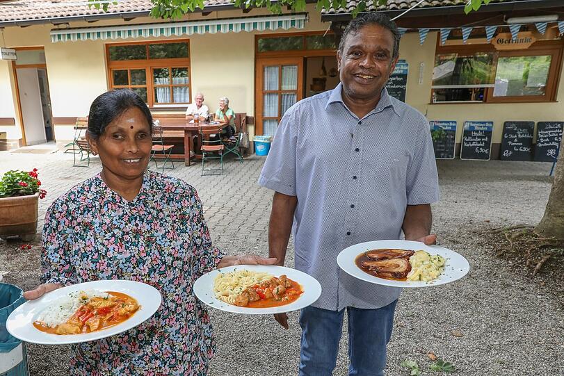 Navarasa Rasadurai kocht mit seiner Frau Vemaladevi für Pasinger Kleingärtner. Ihre alte Heimat Sri Lanka und ihre neue, Bayern, kommen dabei kulinarisch selbstverständlich zusammen.