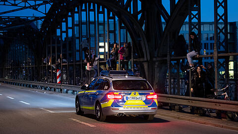 Auf und an der Hackerbrücke war die Polizei am Samstag und Sonntag wegen zwei möglicher staatsschutzrelevanter Delikte im Einsatz. (Symbolbild)