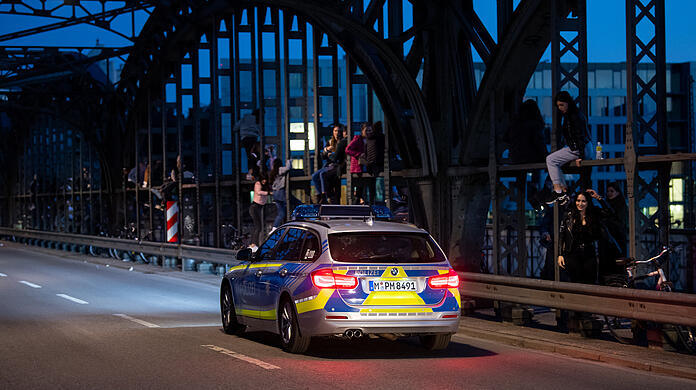 Auf und an der Hackerbrücke war die Polizei am Samstag und Sonntag wegen zwei möglicher staatsschutzrelevanter Delikte im Einsatz. (Symbolbild)