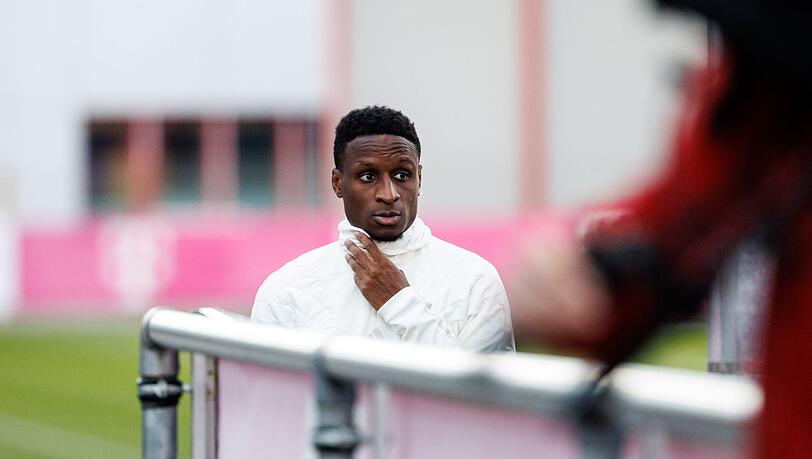 Bouna Sarr vom FC Bayern München kommt zum Training.