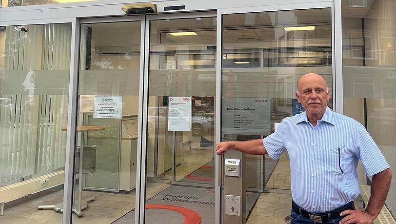 Verärgert: Stefan Reng (63) vor der Oberbank-Filiale in Unterschleißheim. Verärgert: Stefan Reng (63) vor der Oberbank-Filiale in Unterschleißheim.