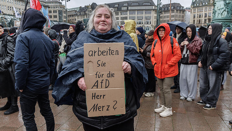 Eine Frau hält auf einer Demonstration unter dem Motto "Wir sind das Stadtbild" ein Schild mit der Aufschrift "Arbeiten Sie für die AfD Herr Merz?". Der Protest richtete sich gegen Aussagen von Bundeskanzler Merz zu Stadtbild und Migration. Eine Frau hält auf einer Demonstration unter dem Motto "Wir sind das Stadtbild" ein Schild mit der Aufschrift "Arbeiten Sie für die AfD Herr Merz?". Der Protest richtete sich gegen Aussagen von Bundeskanzler Merz zu Stadtbild und Migration.
