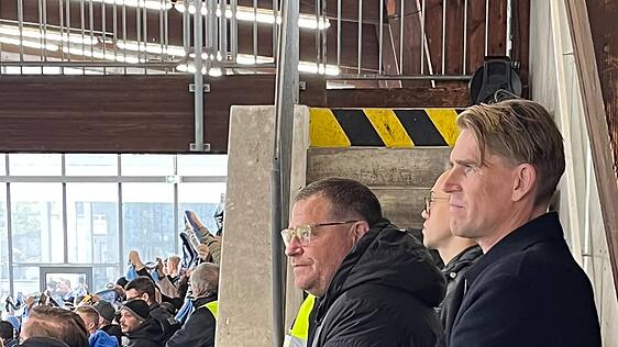 Die Bayern-Bosse Max Eberl und Christoph Freund auf der Pressetribüne. "Eine Frechheit, dass die hier sitzen!", echauffiert sich gleich mal ein Löwenfan, der das Bayern-Duo ebenfalls entdeckt hat. Die Bayern-Bosse Max Eberl und Christoph Freund auf der Pressetribüne. "Eine Frechheit, dass die hier sitzen!", echauffiert sich gleich mal ein Löwenfan, der das Bayern-Duo ebenfalls entdeckt hat.