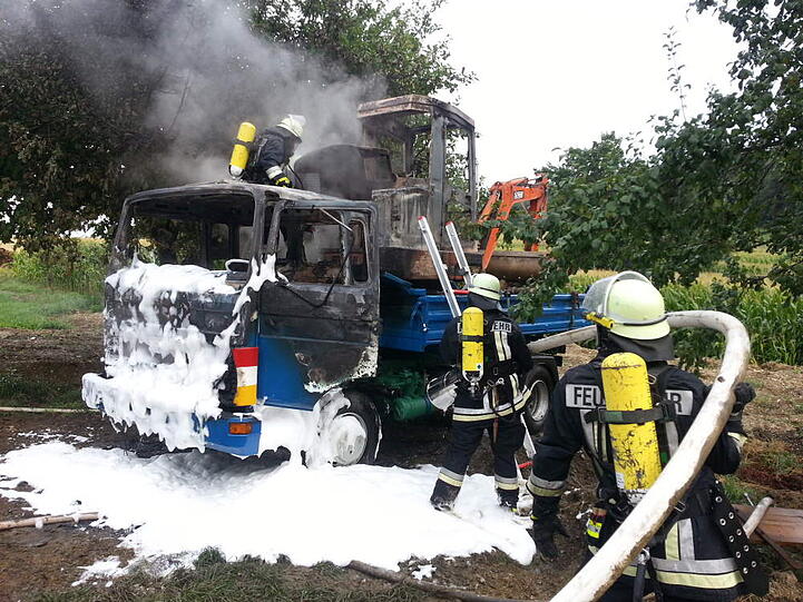 Zunächst fing der Minibagger auf der Ladefläche eines Lkws Feuer. Dann griff der Brand auch auf den Lkw über.
