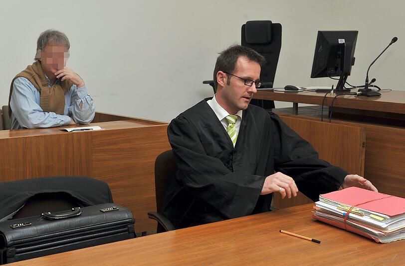 Der Angeklagte Matthias G. (l) sitzt im Landgericht Kempten hinter seinem Verteidiger Florian Engert. G. wurde vom Vorfurf der langjährigen Vergewaltigung seiner ältesten Tochter freigesprochen.