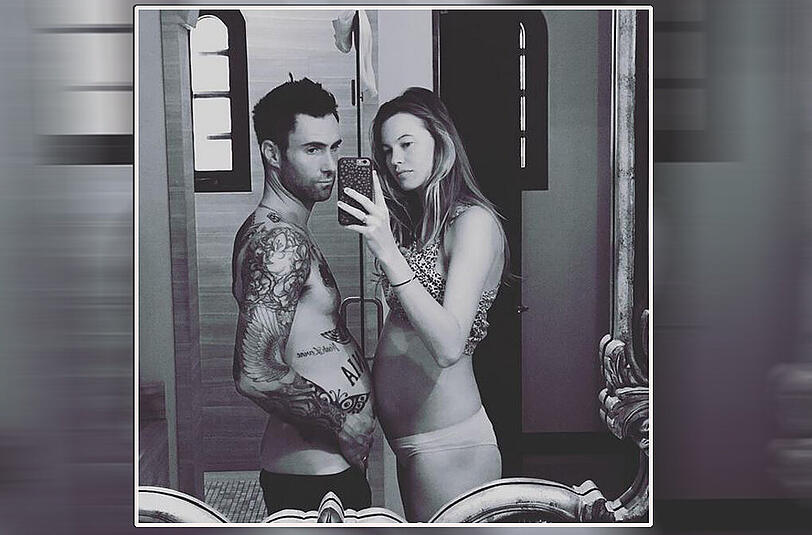 Das Bäuchlein von Adame Levine kann durchaus mit dem von seiner Frau, Behati Prinsloo, mithalten.
