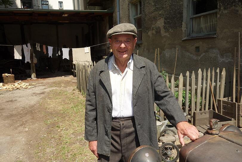 Komparse Wolfgang Weiß in einem Münchner Innenhof, der Manchester im Jahr 1948 darstellen soll