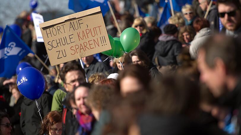 "Hört auf Schule kaputt zu sparen". Dieses Schild auf einer Demo in Sachsen könnte laut Simone Fleischmann auch für Bayern gelten.