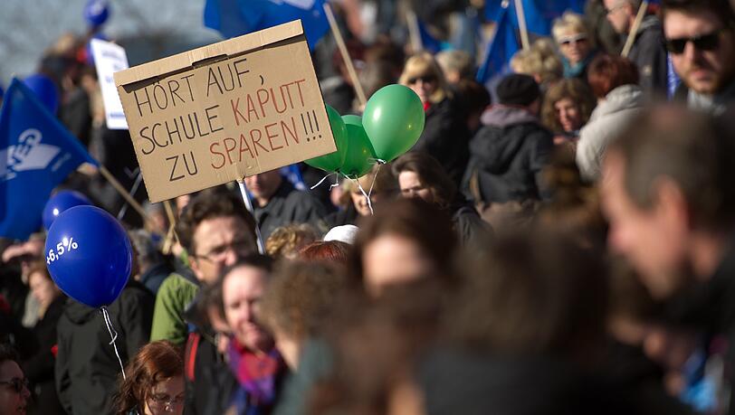 "Hört auf Schule kaputt zu sparen". Dieses Schild auf einer Demo in Sachsen könnte laut Simone Fleischmann auch für Bayern gelten. "Hört auf Schule kaputt zu sparen". Dieses Schild auf einer Demo in Sachsen könnte laut Simone Fleischmann auch für Bayern gelten.