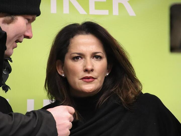 Michaela Kaniber steht auf der Bühne. Foto: Benjamin Liss/dpa/Archiv